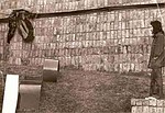 (21) Horacio Zabala, 300 metros de cinta negra para enlutar una plaza pública (300 Meter schwarzes Band um einen öffentlichen Ort in Trauer zu versetzen), 1972