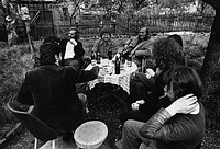 02 Vorbereitung des Herbstsalon 1984, Plastikgarten von Günter Huniat (Foto: Karin Plessing)