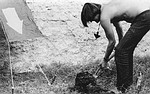 (15) Edgardo Antonio Vigo, Señalamiento IX: Enterramiento y desenterramiento de un taco de madera (Ein- und Ausgrabung eines Holzstücks), 1971-1972