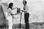 (16) Edgardo Antonio Vigo, Señalamiento IX: Enterramiento y desenterramiento de un taco de madera (Ein- und Ausgrabung eines Holzstücks), 1971-1972
