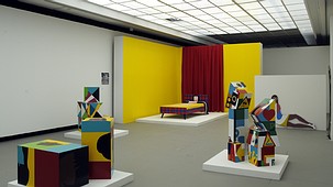 Teresa Burga, Links: Würfel, 1968; Hintergrund: Ohne Title, 1967, Installation; Rechts: Ohne Titel, 1968